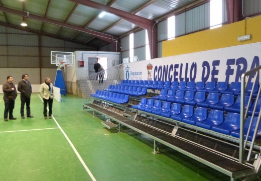 O Polideportivo de Pontecarreira, en Frades, xa dispón dunha bancada para máis de 60 persoas grazas á axuda da Deputación da Coruña